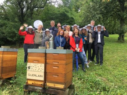 Team Guerlain mit Bienenstock